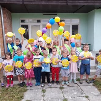 Kliknutím zvětšíte Ze školky K.Šatala v Nemanicích, fotografie ze dne dětí, na který se dostavil i Lipánek.